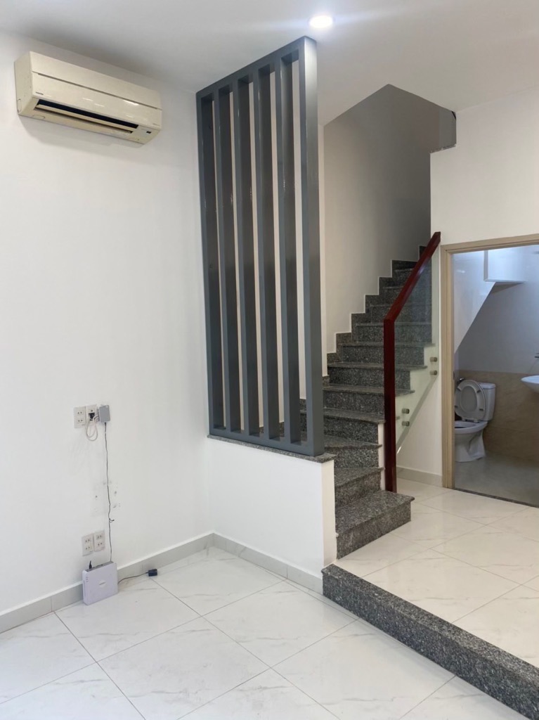 NHÀ 3 TẦNG 2 MẶT THOÁNG HẺM 5M XE HƠI ĐỖ CỬA. NỘI THẤT ĐẸP - CHO THUÊ 13TR HĐ CÒN 1 NĂM